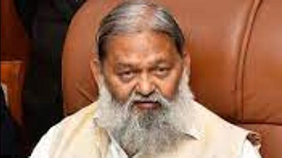Haryana home minister and Ambala Cantonment MLA Anil Vij ordered the suspension of a junior engineer at the Uttar Haryana Bijli Vitran Nigam (UHBVN) who was accused of graft during a ‘janta durbar’ (HT File)