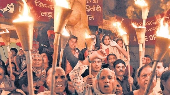 The Supreme Court asked Centre to take a stand on case seeking additional compensation for 1984 Bhopal gas tragedy victims. (HT File) The Supreme Court asked Centre to take a stand on case seeking additional compensation for 1984 Bhopal gas tragedy victims. (HT File)