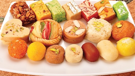 Limit sweets: చక్కెర పానీయాలు, స్వీట్లను నివారించండి.