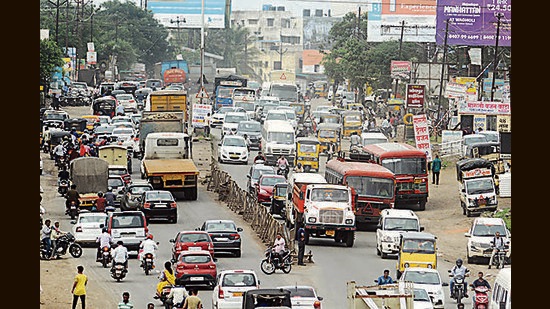 India’s megacities have long been the nation’s economic and social drivers. But it is increasingly clear that these metropolises are becoming unliveable due to increasing population, migration from less developed regions, lack of adequate essential services, stretched public amenities and pollution. (HT PHOTO) India’s megacities have long been the nation’s economic and social drivers. But it is increasingly clear that these metropolises are becoming unliveable due to increasing population, migration from less developed regions, lack of adequate essential services, stretched public amenities and pollution. (HT PHOTO)