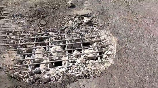 The cave-in on the Sumanahalli flyover in Karnataka capital Bengaluru which lies of the ORR stretch.(Screengrab of Twitter video by @Ananthaforu (2019))