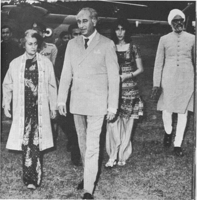 Indira Gandhi, Zulfikar Ali Bhutto and a young Benazir Bhutto after the signing of the Simla Agreement. (HT Archive)