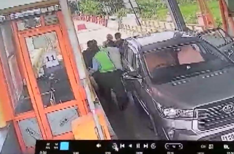 Video grab of from the scuffle that broke out at a toll plaza in Telangana. (ANI Twitter)