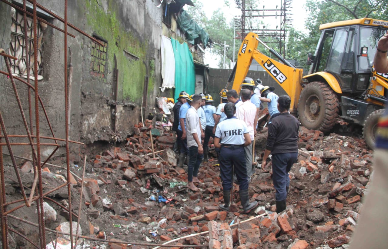 Rescue operation underway at the site. (HT Photo) Rescue operation underway at the site. (HT Photo)