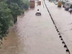 Numerous vehicles were observed passing on the inundated roads of the highway making attempts to exit the water logging.(ANI) Numerous vehicles were observed passing on the inundated roads of the highway making attempts to exit the water logging.(ANI)