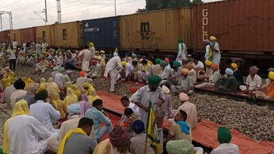 Farmers protesting against the state government by blocking the railway track at Qila Raipur in Ludhiana. (HT PHOTO)