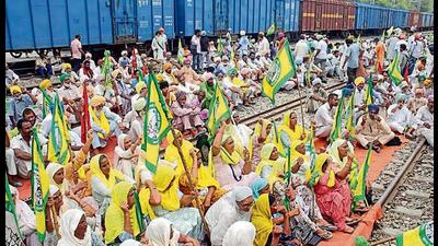 Bhartiya Kisan Union (Ekta Ugrahan) on Thursday said paddy growers would be compelled to burn stubble this year too if the Punjab government failed to grant them a bonus of ₹200 per quintal. Bhartiya Kisan Union (Ekta Ugrahan) on Thursday said paddy growers would be compelled to burn stubble this year too if the Punjab government failed to grant them a bonus of ₹200 per quintal.