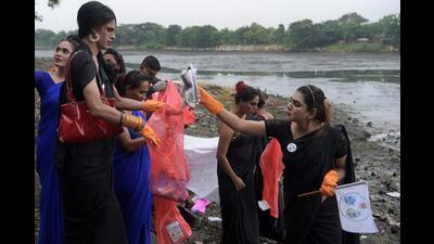 Navi Mumbai Municipal Corporation-hired transgenders participating in a drive to clean the Mini Seashore in Vashi on Thursday. They also spread awareness on waste segregation in housing societies. (BACHCHAN KUMAR/HT PHOTO) Navi Mumbai Municipal Corporation-hired transgenders participating in a drive to clean the Mini Seashore in Vashi on Thursday. They also spread awareness on waste segregation in housing societies. (BACHCHAN KUMAR/HT PHOTO)