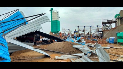 Labourers, who were working in the shed when it collapsed, alleged that the mishap took place due to use of substandard material (HT Photo) Labourers, who were working in the shed when it collapsed, alleged that the mishap took place due to use of substandard material (HT Photo)