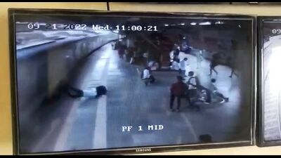 CCTV grab of Rameshwar Devre being knocked by a running train at Mumbra railway station on Wednesday morning. Devre was in Mumbra from Dhule for an Army recruitment examination under the Agnipath Scheme. He was dead by the time he was taken to civil hospital. (HT PHOTO) CCTV grab of Rameshwar Devre being knocked by a running train at Mumbra railway station on Wednesday morning. Devre was in Mumbra from Dhule for an Army recruitment examination under the Agnipath Scheme. He was dead by the time he was taken to civil hospital. (HT PHOTO)