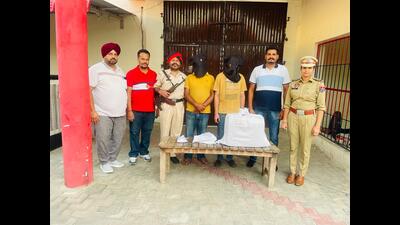 The accused and contraband recovered from them in custody of Ludhiana police on Thursday. (HT Photo)