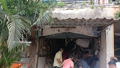 Maharashtra: 4 dead, 1 missing as building portion collapses in Ulhasnagar (Hindustan Times)