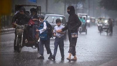 An incessant spell of light to moderate rain drenched Delhi for a second consecutive day on Thursday, leading to waterlogging in some areas and affecting traffic movement on key roads across the city. (HT Photo/Raj K Raj) An incessant spell of light to moderate rain drenched Delhi for a second consecutive day on Thursday, leading to waterlogging in some areas and affecting traffic movement on key roads across the city. (HT Photo/Raj K Raj)