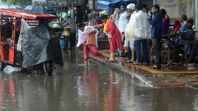 Delhi recorded a minimum temperature of 23.8 degrees Celsius and the maximum temperature is forecast to settle around 28 degrees Celsius. (HT Photo/Raj K Raj) Delhi recorded a minimum temperature of 23.8 degrees Celsius and the maximum temperature is forecast to settle around 28 degrees Celsius. (HT Photo/Raj K Raj)
