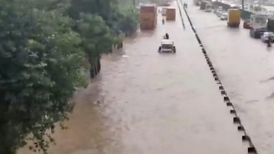 Numerous vehicles were observed passing on the inundated roads of the highway making attempts to exit the water logging. (ANI) Numerous vehicles were observed passing on the inundated roads of the highway making attempts to exit the water logging. (ANI)
