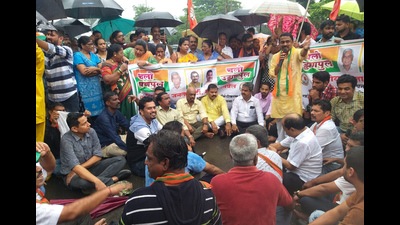 BJP MLA Prashant Thakur led a group in rasta roko agitation in Panvel on Thursday to protest against the pathetic road conditions. CIDCO officials assured him of the necessary action before the agitation was called off. (HT PHOTO) BJP MLA Prashant Thakur led a group in rasta roko agitation in Panvel on Thursday to protest against the pathetic road conditions. CIDCO officials assured him of the necessary action before the agitation was called off. (HT PHOTO)