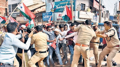 Hubballi: Police attempt to detain Popular Front of India (PFI) and Social Democratic Party of India (SDPI) workers during a protest against the raid of National Investigation Agency (NIA), in Hubballi, Thursday. (PTI) Hubballi: Police attempt to detain Popular Front of India (PFI) and Social Democratic Party of India (SDPI) workers during a protest against the raid of National Investigation Agency (NIA), in Hubballi, Thursday. (PTI)
