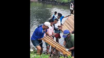 Thane professionals constructing bridge using rope and wood across river in Bitharwadi village in Shahapur. (HT PHOTO) Thane professionals constructing bridge using rope and wood across river in Bitharwadi village in Shahapur. (HT PHOTO)