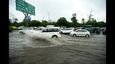 Commuters make their way through a heavily waterlogged stretch in Sector 95, Noida, on Thursday. (Sunil Ghosh/Hindustan Times) Commuters make their way through a heavily waterlogged stretch in Sector 95, Noida, on Thursday. (Sunil Ghosh/Hindustan Times)