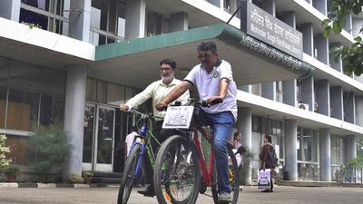 OP Chaudhary (left) and Rakesh Sharda also cycled within the PAU campus in Ludhiana to spread environmental awareness among their colleagues and students. (Gurpreet Singh/HT)