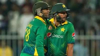 Shoaib Malik (L) with Shahid Afridi (Twitter) Shoaib Malik (L) with Shahid Afridi (Twitter)