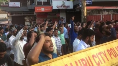 PFI protestors took to the street on Thursday morning after the raids on the premises of PFI leaders in Mangaluru.&nbsp;