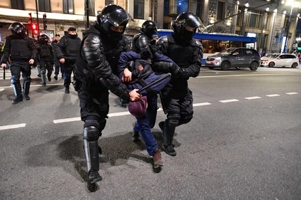 Russia-Ukraine War: Police officers detain demonstrators in Saint Petersburg. (AFP) Russia-Ukraine War: Police officers detain demonstrators in Saint Petersburg. (AFP)