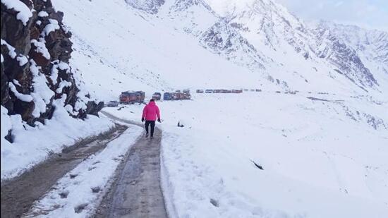 Traffic was stalled at Baralacha La on the Manali-Leh highway after snowfall in the higher reaches of Himachal Pradesh on Thursday. The lower hills of the state received rain. (HT Photo)