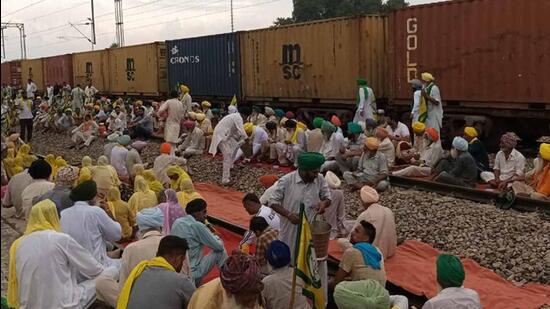 Farmers protesting against the state government by blocking the railway track at Qila Raipur in Ludhiana. (HT PHOTO)
