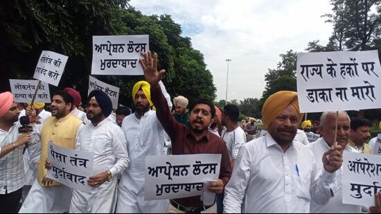 Aam Aadmi Party MLAs marching towards the Punjab Raj Bhawan in Chandigarh on Thursday to protest governor Banwarilal Purohit’s decision to cancel the special assembly session. (Ravi Kumar/HT) Aam Aadmi Party MLAs marching towards the Punjab Raj Bhawan in Chandigarh on Thursday to protest governor Banwarilal Purohit’s decision to cancel the special assembly session. (Ravi Kumar/HT)