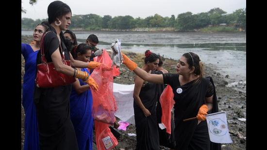 Navi Mumbai Municipal Corporation-hired transgenders participating in a drive to clean the Mini Seashore in Vashi on Thursday. They also spread awareness on waste segregation in housing societies. (BACHCHAN KUMAR/HT PHOTO)