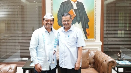 Jagmal Vala with AAP chief Arvind Kejriwal.(Twitter/@jagmalbhaivala) Jagmal Vala with AAP chief Arvind Kejriwal.(Twitter/@jagmalbhaivala)