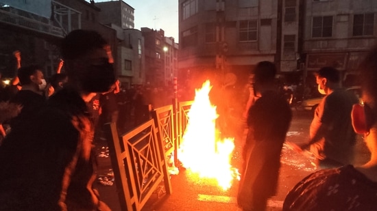 Irã Hijab Protestos: Manifestantes fazem fogo e bloqueiam a rua durante um protesto em Teerã. (AP)