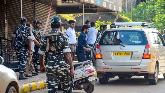 Officers of National Investigation Agency (NIA) with security personnel during raids at the offices of Popular Front of India (PFI) and Social Democratic Party of India (SDPI), in Mangaluru.(PTI)