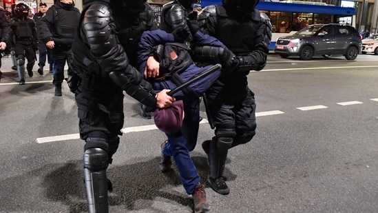 Russia-Ukraine War: Police officers detain demonstrators in Saint Petersburg.(AFP)