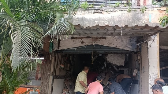 Maharashtra: 4 dead, 1 missing as building portion collapses in Ulhasnagar(Hindustan Times)