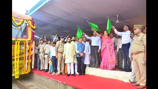 Mathura MP Hema Malini flagging off the Rail Bus in Vrindavan on Thursday. (HT) Mathura MP Hema Malini flagging off the Rail Bus in Vrindavan on Thursday. (HT)
