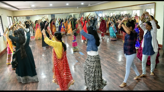 Garba workshop in Chinchwad. (HT PHOTO)