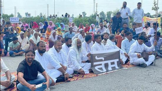 The Christian community blocking the Amritsar-Bathinda national highway against the church vandalism incident in Tarn Taran in August. (HT Photo)