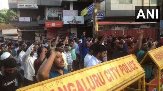 PFI and SDPI workers protest against NIA raid in Mangaluru, Karnataka. (ANI)