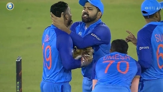 Rohit Sharma's gesture for Dinesh Karthik after taking DRS for Glenn Maxwell wicket