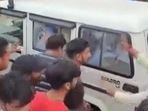 Locals gherao a police vehicle carrying the murder accused in Rishikesh. (ANI video grab)