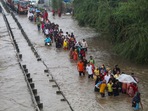 Gurugram: Commuters wade through the waterlogged Delhi-Gurugram Expressway service road after rainfall.(PTI) Gurugram: Commuters wade through the waterlogged Delhi-Gurugram Expressway service road after rainfall.(PTI)