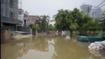 Many residents were seen placing sandbags and putting brick barricades outside their homes to prevent rainwater from entering. (Parveen Kumar/HT Photo) Many residents were seen placing sandbags and putting brick barricades outside their homes to prevent rainwater from entering. (Parveen Kumar/HT Photo)