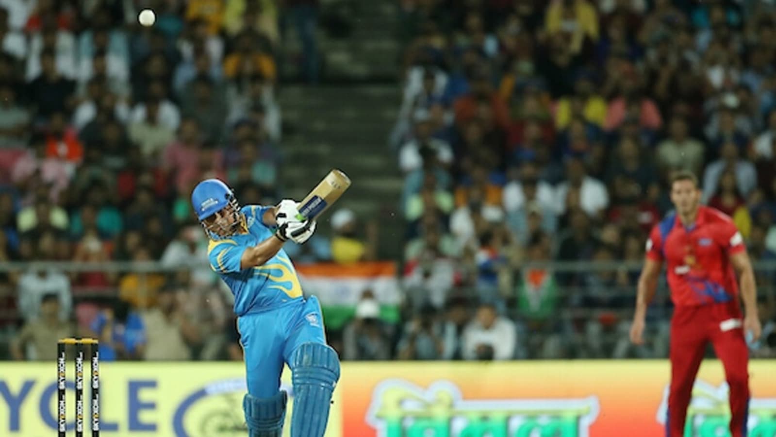 Watch: Sachin Tendulkar smashes vintage six, Twitter says 'Pick ...