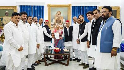 Samajwadi Party chief Akhilesh Yadav and other leaders of his party call on Uttar Pradesh governor Anandiben Patel in Lucknow on Friday. (PTI PHOTO)