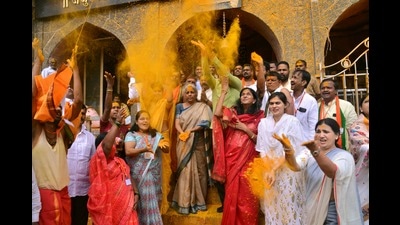 Finance Minister Nirmala Sitharaman (centre) seen throwing turmeric powder (bhandara) at Khandoba Temple in Jejuri on Friday. (VIJAYKUMAR HARISHCHANDRE/HT PHOTO) Finance Minister Nirmala Sitharaman (centre) seen throwing turmeric powder (bhandara) at Khandoba Temple in Jejuri on Friday. (VIJAYKUMAR HARISHCHANDRE/HT PHOTO)