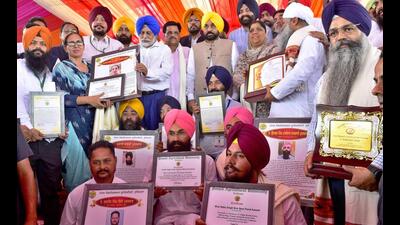 Chief minister Bhagwant Mann honouring progressive farmers at PAU in Ludhiana. (Gurpreet Singh/HT) Chief minister Bhagwant Mann honouring progressive farmers at PAU in Ludhiana. (Gurpreet Singh/HT)