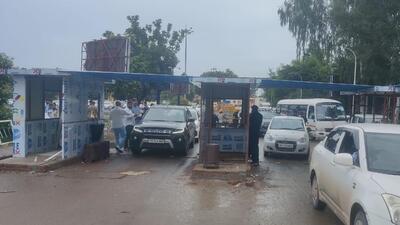 The Chandigarh railway station has started a new parking system for the pick-and-drop lane — under which people will be allowed free access for only six minutes, following which, they will be charged. (HT Photo)