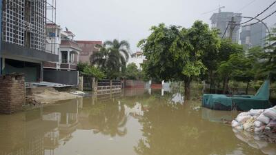 Many residents were seen placing sandbags and putting brick barricades outside their homes to prevent rainwater from entering. (Parveen Kumar/HT Photo) Many residents were seen placing sandbags and putting brick barricades outside their homes to prevent rainwater from entering. (Parveen Kumar/HT Photo)
